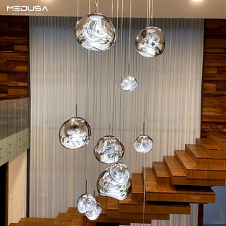 Britischer tomdixon melt lava-kronleuchter, moderne villa, geräumiges wohnzimmer, esszimmer, dachboden, treppe, maisonette-gebäude