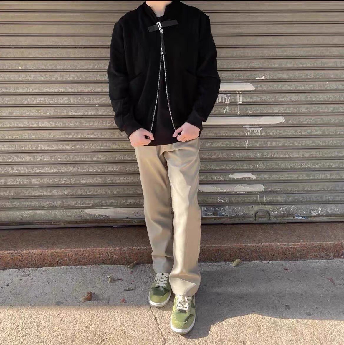 白色西裤的百搭鞋款大揭秘，让你的造型瞬间提升档次