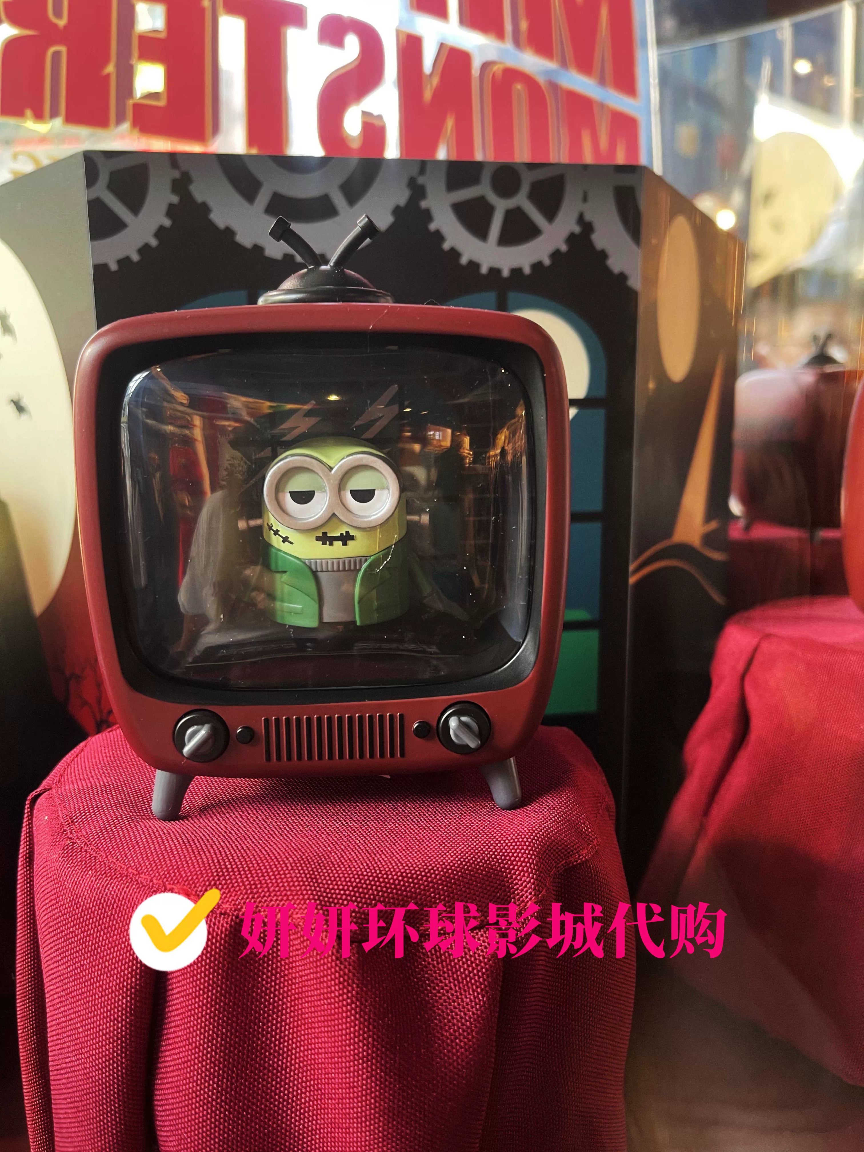 Hand Light Universal Studios Minions Halloween blind box, collectible LED palm light, random style