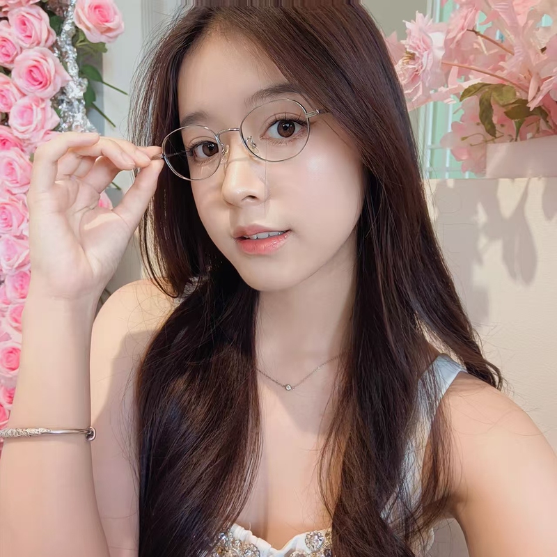 Model Tries on the New Retro Small-Frame Ultra-Light Titanium Eyeglass Frame Ip Two-Color Electroplated Eyeglass Frame K5015