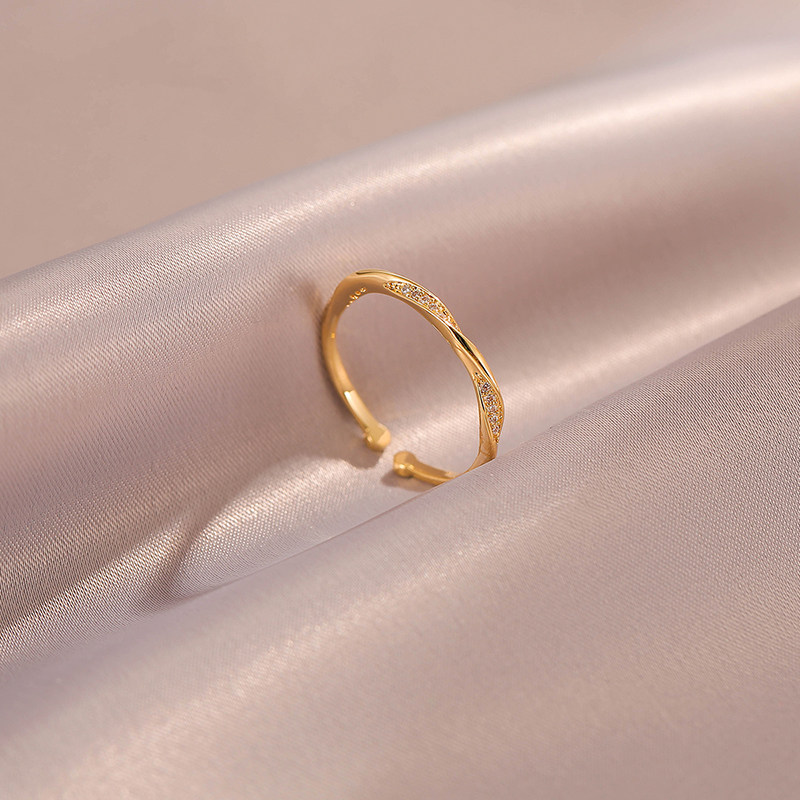 Outlets Clearing and withdrawing the cabinet to pick up 18K gold fine opening adjustable ring outlets female accessories