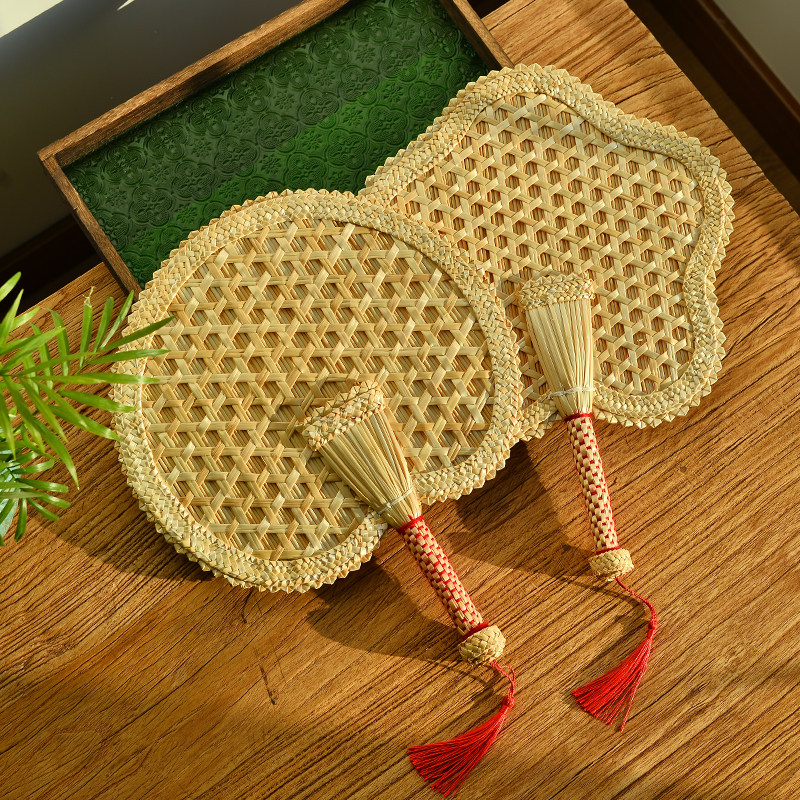 Retro nostalgic Pu fan pure hand-made straw weaving hand-cranked fan fan summer baby chasing mosquito old man