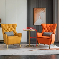 Один стол с двумя стульями [цветные замечания] Кофейный столик на доске золота