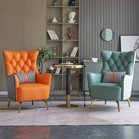 Два стула и один стол [цветовые примечания] светлый роскошный журнальный столик из сланца