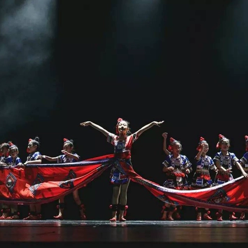 Yaoshan Caiyun Performance, обслуживая детские этнические танцы меньшинства и одежду Yao Miao Miao Nationality, девятый стиль лотоса