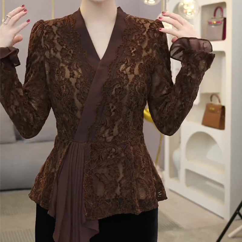 High-End Coffee-Colored V-Neck Slim-Fit Lace Top for Women, Early Spring 2026, Melard Bell-Sleeve Base Shirt