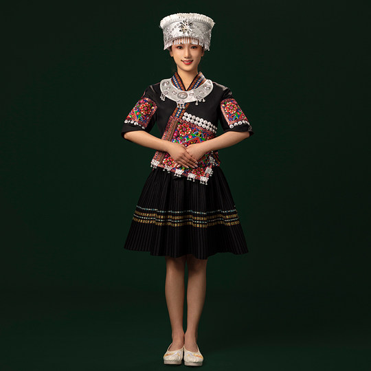 Nouveau Miao vêtements femme Dong ethnique minorité vêtements adulte été court brodé danse performance voyage vêtements
