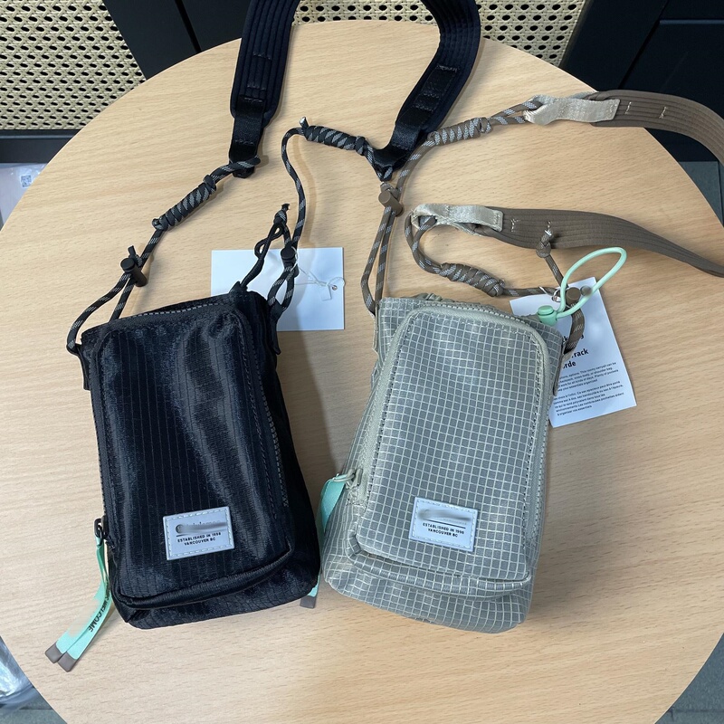Good Quality ~ Same Style Outdoor Waterproof Drawstring Plaid Water Bottle Bag 2L Unisex Phone Bag Crossbody Bag New Product