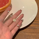 Крутая сладкая девочка весна и лето сияющие белые подруги