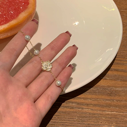 Крутая сладкая девочка весна и лето сияющие белые подруги