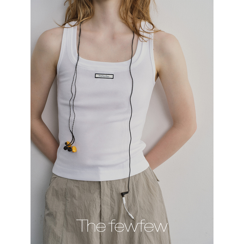 The Fewfew Snowflake Texture Fabric Is Soft and Slim-Fitting, with a Large U-Shaped Neckline and Logo Tank Top The Fewfew Snowflake Texture Fabric Is Soft and Slim-Fitting, with a Large U-Shaped Neckline and Logo Tank Top