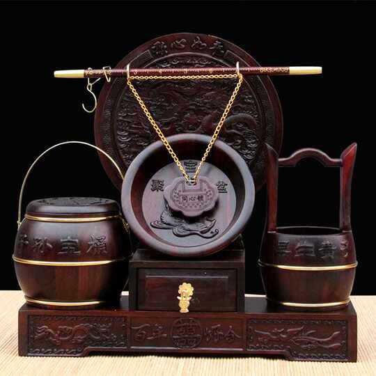 Набор из трех предметов: деревянные украшения из красного дерева в виде ведер, резные ведерки из красного палисандра, подарки на свадьбу, приданье.