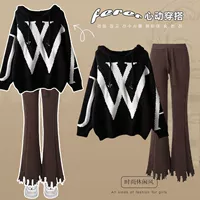 Черный свитер, цветные штаны для отдыха