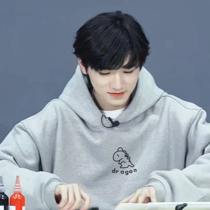 Era Teen Group Joint Coat Stars of the same section Song Yaxuan Dinosaur Lianhood Sports Shirt Autumn Brief Grey Loose