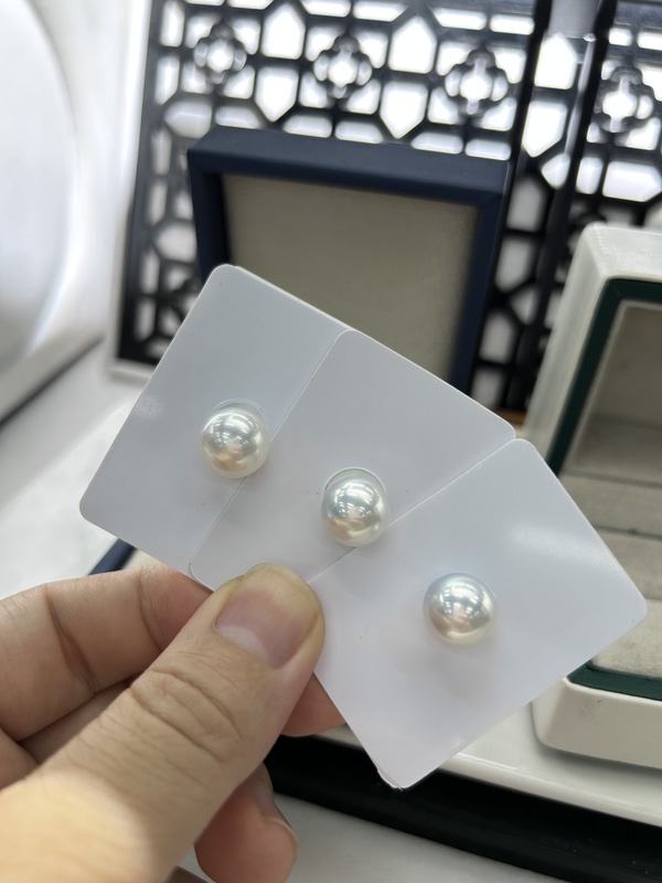New Arrivals: 11-12mm Australian White Pearls, Seawater Pearls, Loose Pearls, Perfectly Round, Venus Luster, Slightly Flawed Surface, Clean Appearance