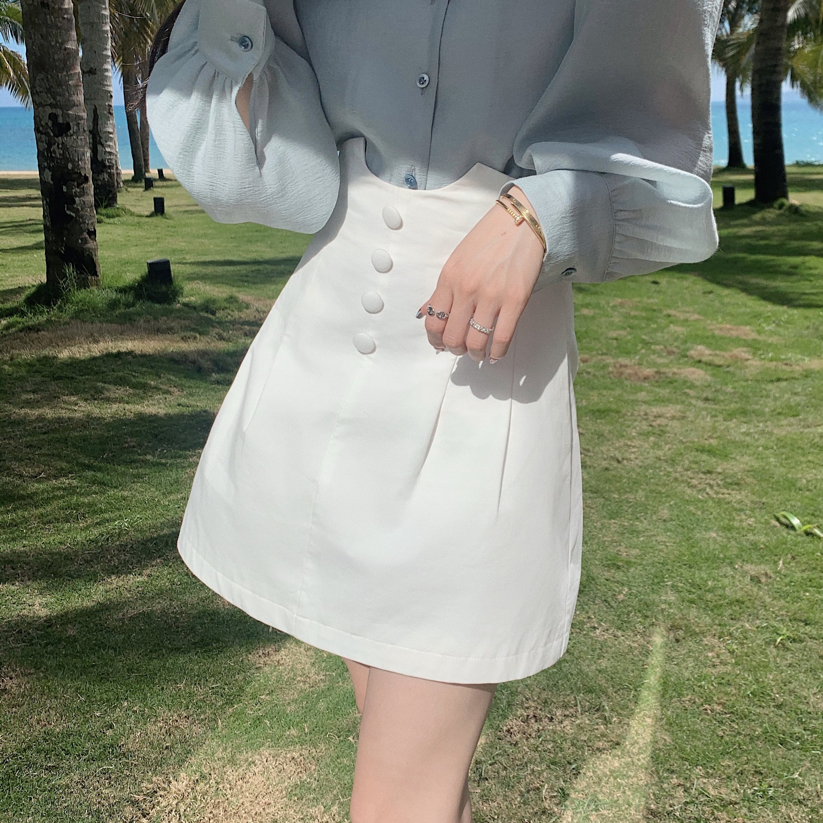 Fresh elegant high waist single row white half - body dress 2022 Spring and summer new niche design commuter skirt