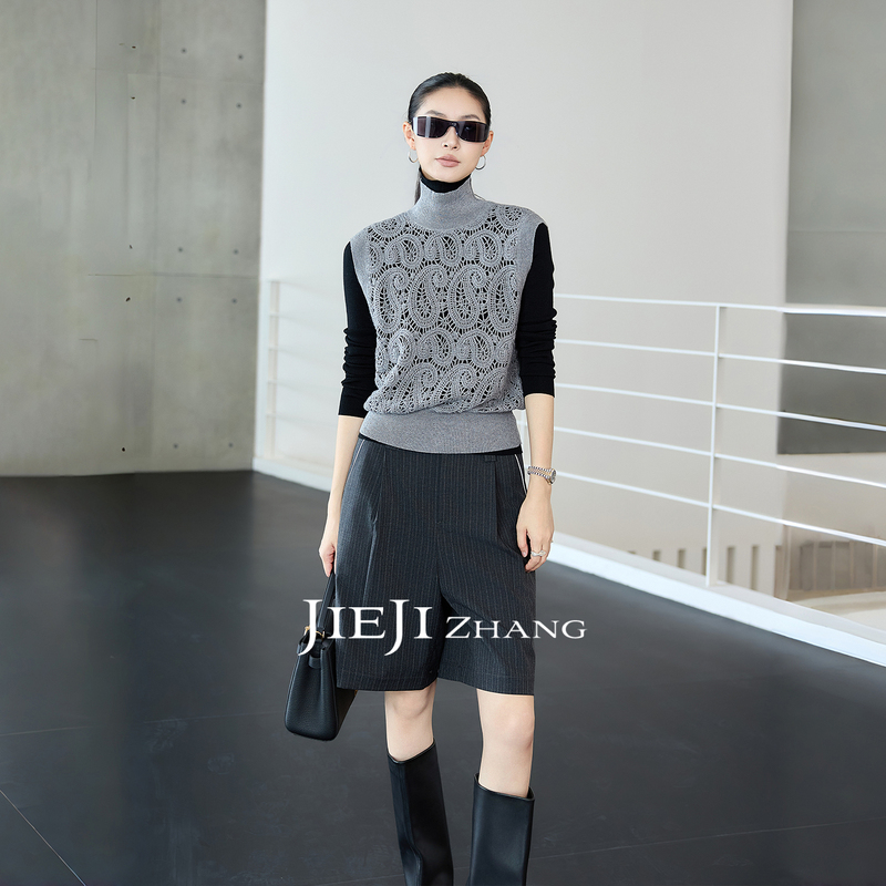 Zhang Qi Jieji Zhang【Pei Wen Shuying】Autumn Hollow Out Sleeveless Vest Half-Turtleneck Knitted Sweater Vest Zhang Qi Jieji Zhang【Pei Wen Shuying】Autumn Hollow Out Sleeveless Vest Half-Turtleneck Knitted Sweater Vest