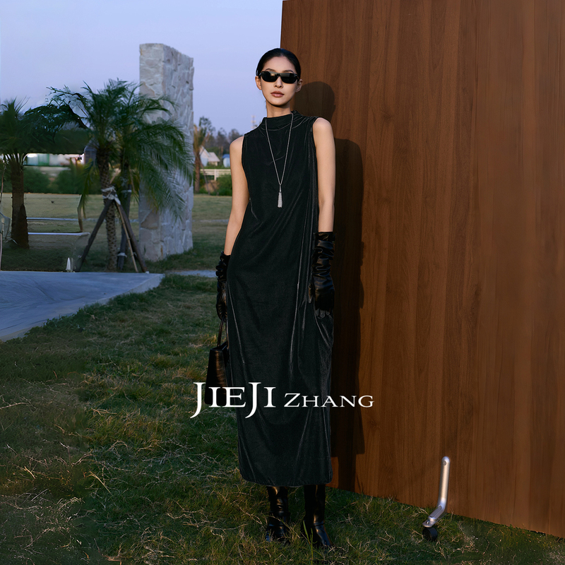 Zhang Qi Jieji【Jade Beauty Comes】Autumn Elegant Black Straight Long Dress with Half-High Collar and Sleeveless Velvet Dress Zhang Qi Jieji【Jade Beauty Comes】Autumn Elegant Black Straight Long Dress with Half-High Collar and Sleeveless Velvet Dress
