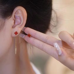 얼굴을 보여주는 여성을위한 레드 4 리프 클로버 얼린