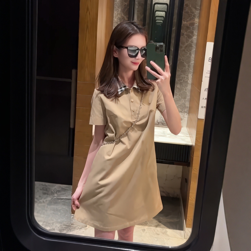 Gentle Style Polo Collar Dress for Women, Summer 2026 New Style, Waist-Cinching Plaid Patchwork Khaki Color, Mature Style Short Dress Gentle Style Polo Collar Dress for Women, Summer 2026 New Style, Waist-Cinching Plaid Patchwork Khaki Color, Mature Style Short Dress