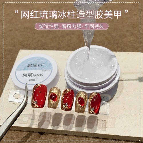 Новый клей для укладки глазурованных сосулек от Ennis втирает волшебный зеркальный порошок, не растекаясь, а наполнитель, не требующий смывания, энергично приклеивает маникюр с алмазным клеем.