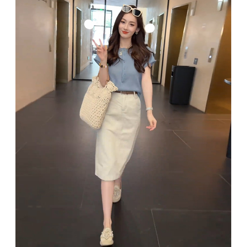 A Very Stylish Summer Outfit for Women: a Korean-Style Half-Button Knit Top and a High-Waisted Slit Skirt Two-Piece Set
