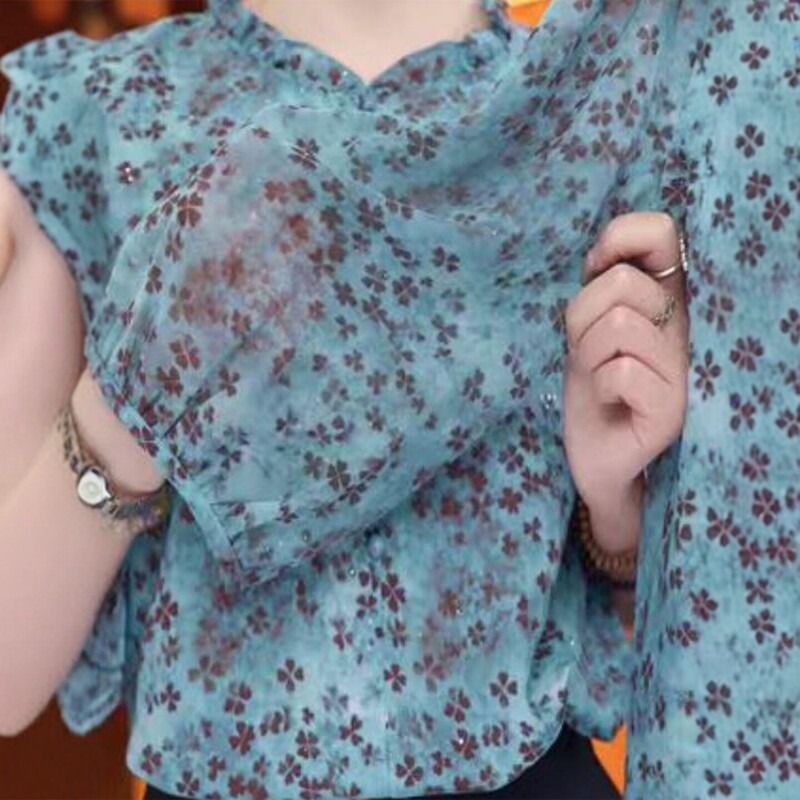 Lake Blue Floral Shirt, Summer Slimming Versatile Top for Middle-Aged and Elderly Women, Fashionable and Flattering with Lace Trim, Casual and Tummy-Concealing