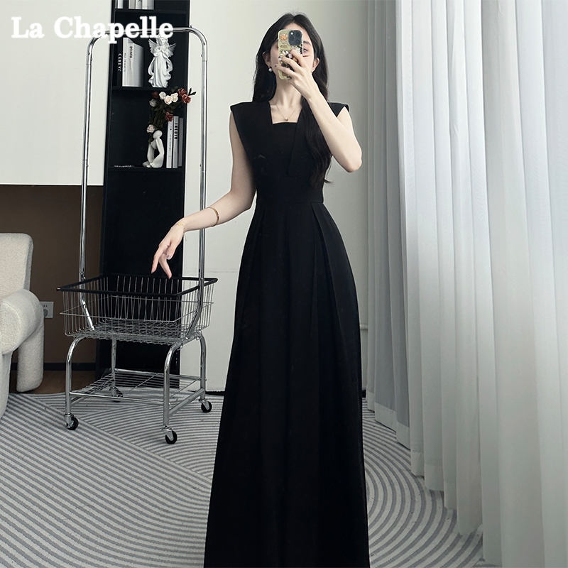 La Chapelleの夏用レディース用ブラックワイドレッグジャンプスーツ。スリムフィットで、軽くて高級感があり、高級感があり、ゆったりとした上品なフランス製ジャンプスーツ。