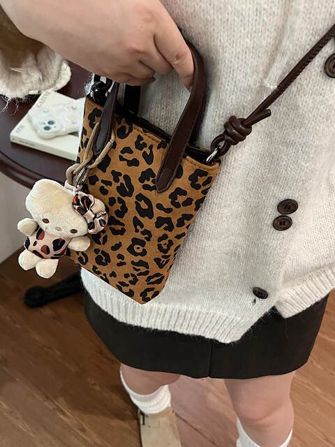 Winter Retro Niche Leopard Print Bag for Women 2026 New Versatile Handbag Suede Crossbody Phone Bag