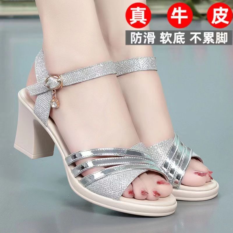 2025年银色凉鞋：时尚与舒适的优雅邂逅