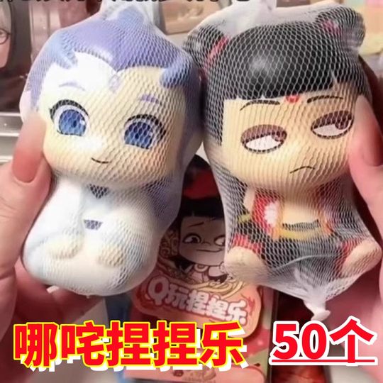 Хиты продаж на уличных киосках: мягкие игрушки Нэчжа и Ао Бин, детские призы, небольшие подарки, награды для учеников детских садов и начальной школы.