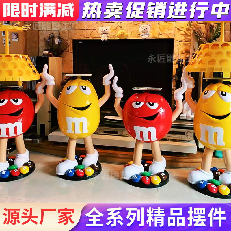 Мультяшная толпа M bean играет с красной куклой mm bean, большим украшением в форме оранжевой фасоли Изображение 1
