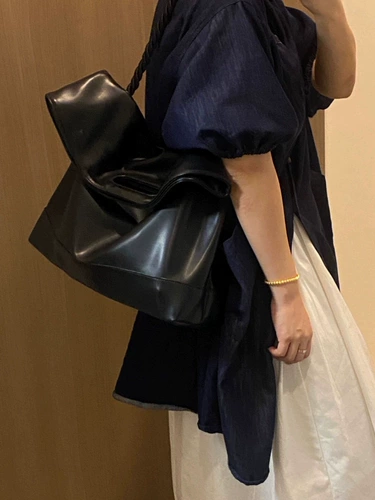 Черная вместительная и большая сумка через плечо, сумка на одно плечо, из натуральной кожи