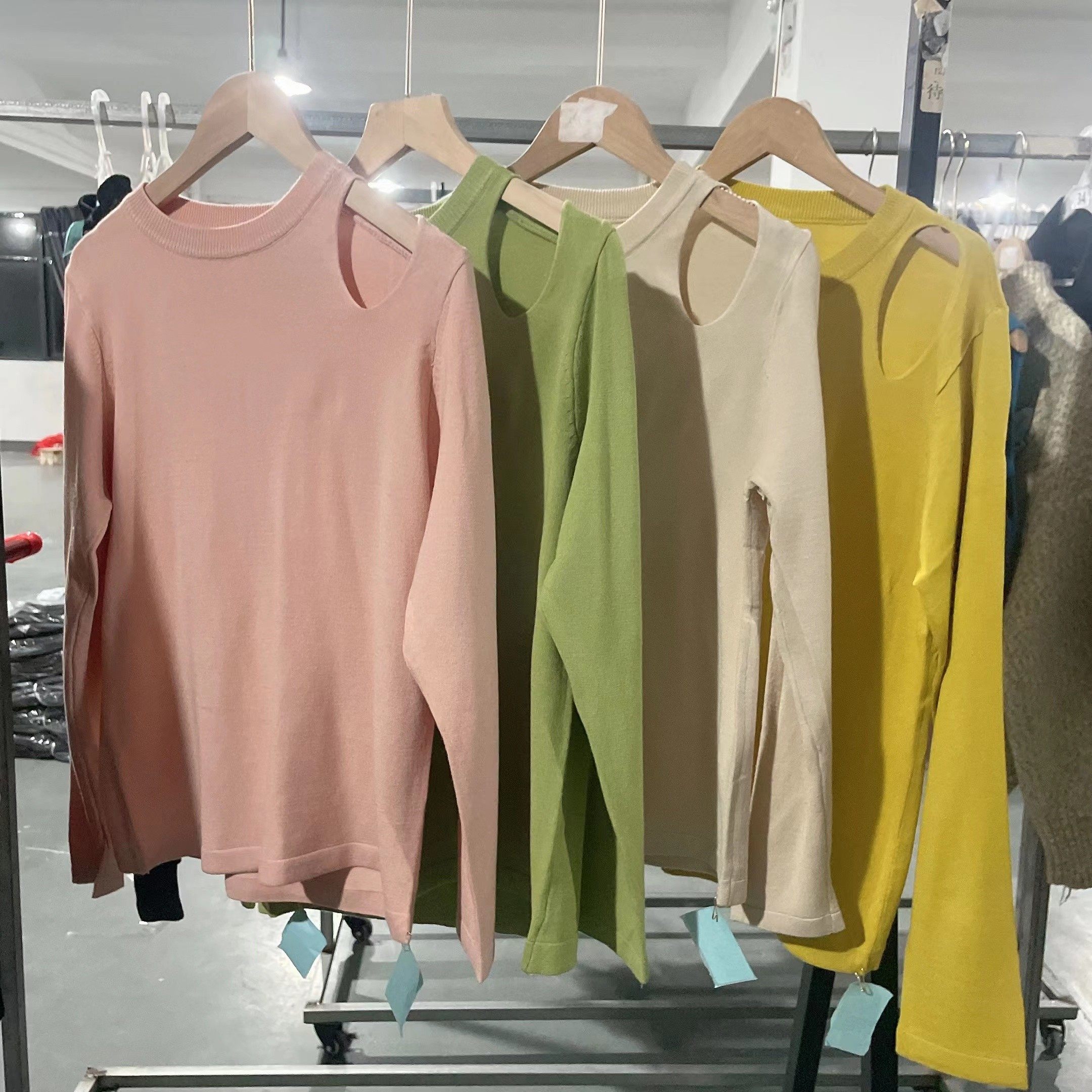 (Fang Fang Jiaolu) Heavy Industry Design Feeling Dew Shoulder New Autumn Bottling Brief pure color sweater 4FMY8061