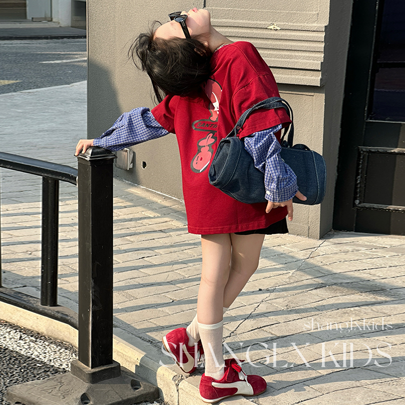 女の子の春のトップス 2025 春の新作 子供用フェイクツーピース 長袖Tシャツ 女の子のビッグキッズ レッドボトムシャツトレンド