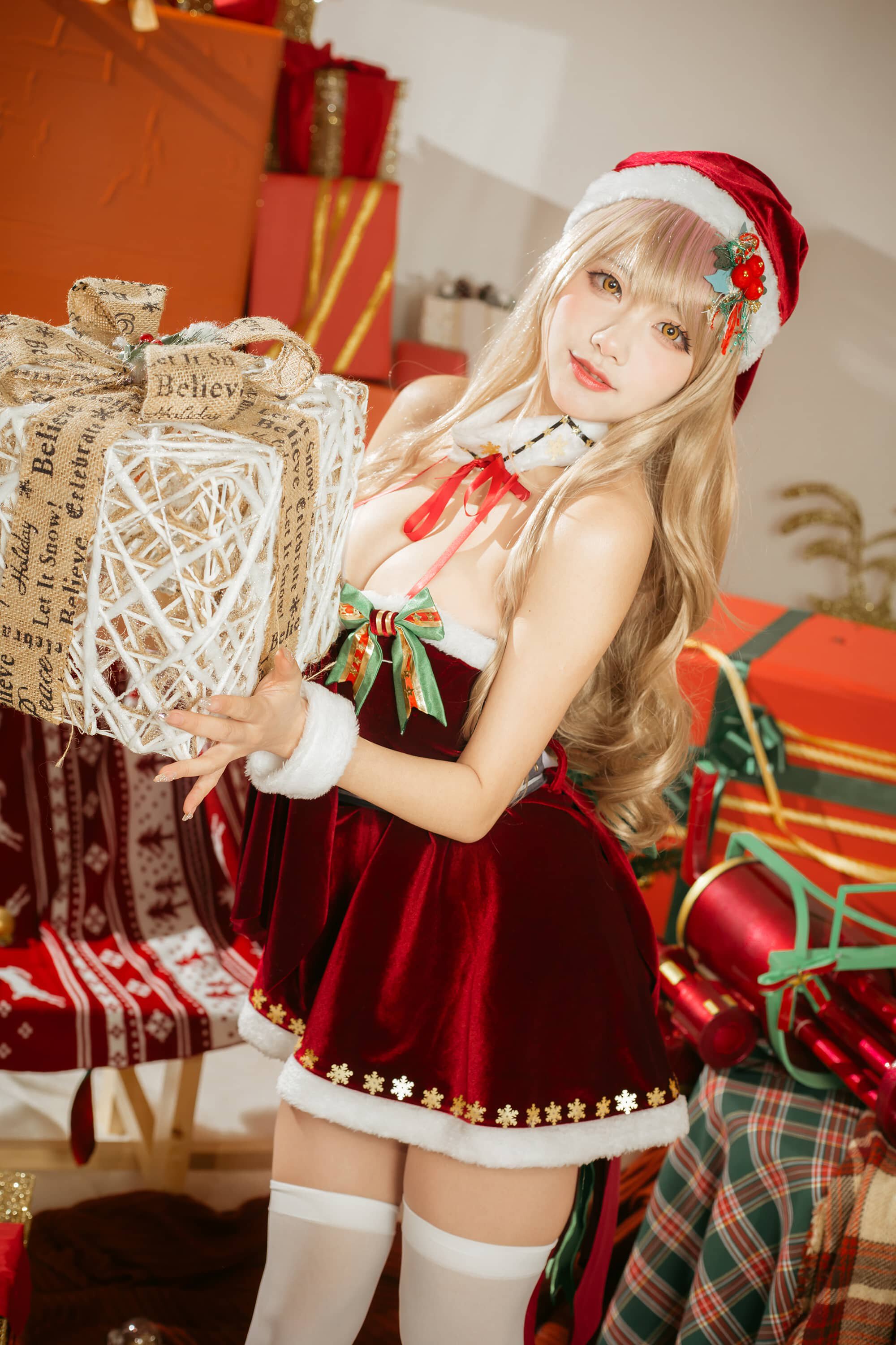 是一只熊仔吗 Nikke胜利女神 艾玛圣诞