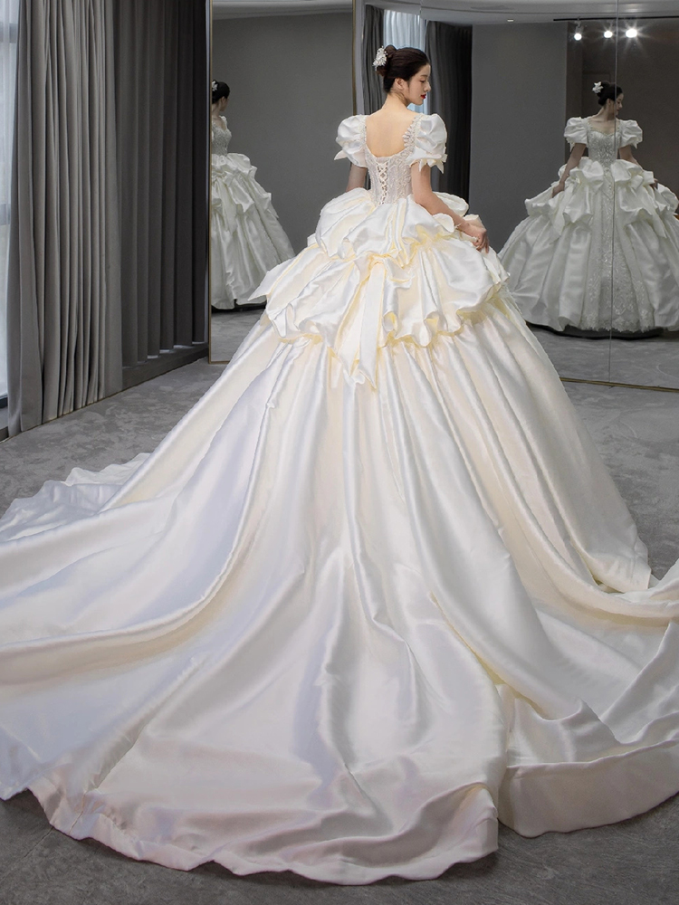 Saton wedding dress high -end trailer white Saton wedding dress high -end trailer white