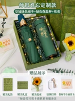 Зеленый стакан, зонтик, открытка, измерение температуры, букет