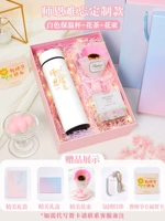 Белый стакан, открытка, измерение температуры, букет