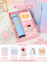 Синий стакан, открытка, измерение температуры, букет