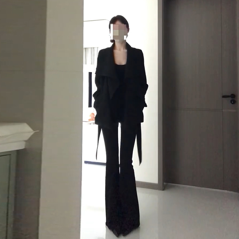 Early Autumn Korean-Style Black Trench Coat for Women, Autumn Season, Large Lapel, High-End Feel, Loose Fit, Elegant, Short Coat for Petite Figures Early Autumn Korean-Style Black Trench Coat for Women, Autumn Season, Large Lapel, High-End Feel, Loose Fit, Elegant, Short Coat for Petite Figures
