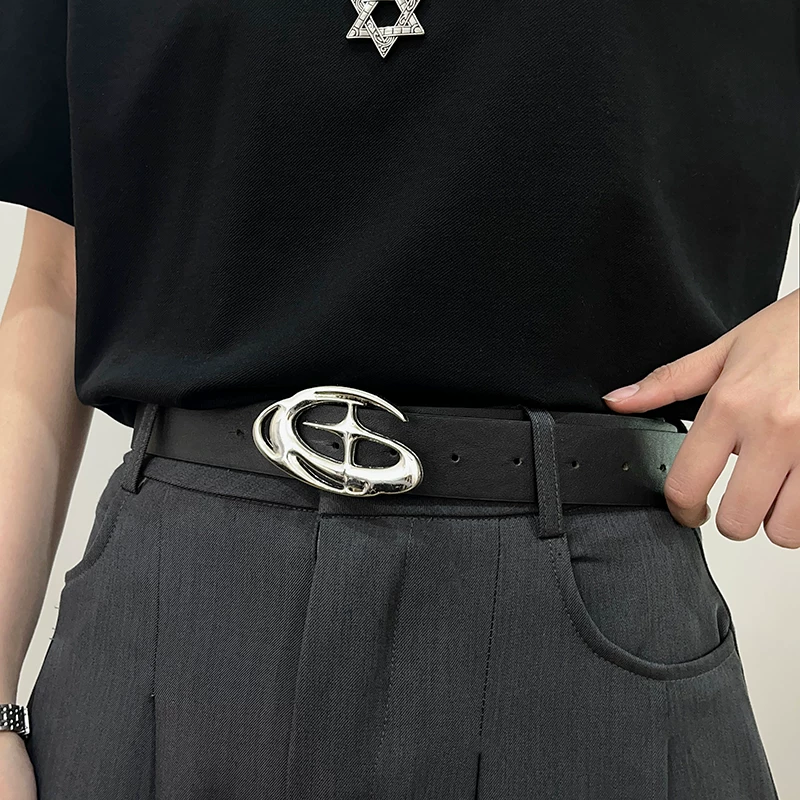 Кожаный/кожаный? Actually 'Retro black belt, jeans, men's style, American style' belt for jeans. In Russian: "Ретро черный ремень, джинсы, мужской стиль, американский стиль"