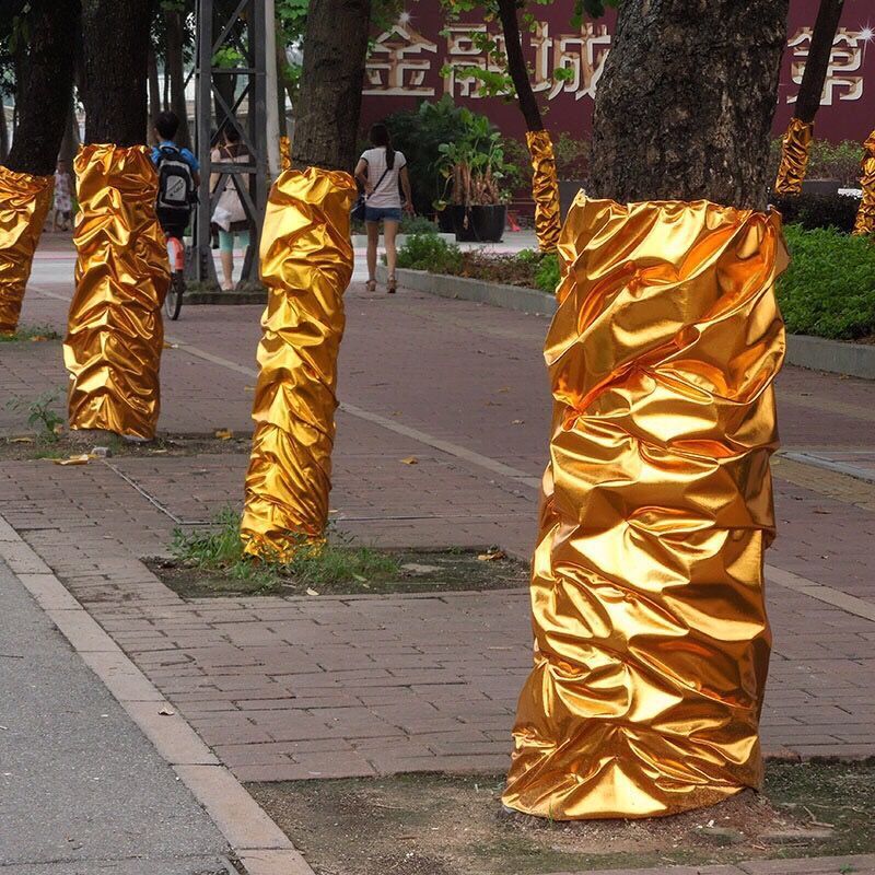 Stage Gold Cloth, Gold Paper Tree Decoration, Wrinkled Tree Trunk, Gold Column Wrapping Cloth, Tree Wrapping with Gold Foil Paper, Hotel Wrinkling Stage Gold Cloth, Gold Paper Tree Decoration, Wrinkled Tree Trunk, Gold Column Wrapping Cloth, Tree Wrapping with Gold Foil Paper, Hotel Wrinkling