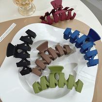 Frosted hairpin for women with n-shaped hair clips on the back of their heads. Temperament women with multiple hair clips. Hair clips. Shark clip headwear.