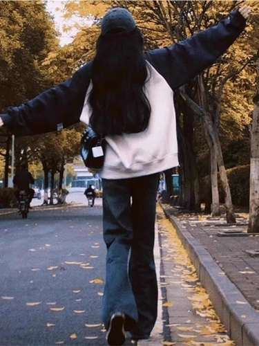 2024今年流行盐茶系秋冬季穿搭插肩卫衣微喇牛仔裤韩版甜酷两件套