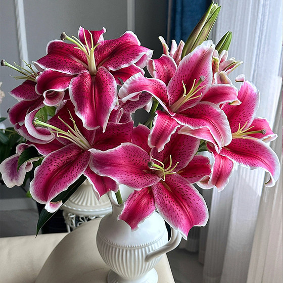 Perfume lily flowers Yunnan straight hair fresh cut flowers direct batch water-raised flower arrangement flowers express delivery within the city