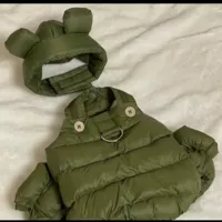 Демисезонный зеленый пуховик, шапка, эффект подтяжки