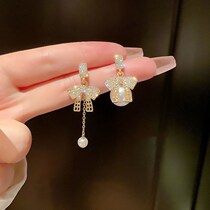 Otters-Hong Kong Special cabinet Clear Cabin Discount Withdrawal Cabinet Pick Up Leak 18k Gold Pearl Butterfly Knot Ear Nail Light Extravagant Gift