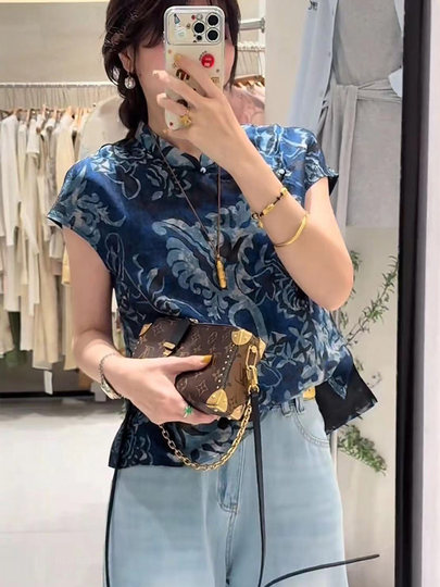 Neues kurzärmliges Hemd aus blauem und weißem Porzellan-Jacquard im chinesischen Stil für Damen, Sommer 2025, neuer Stil, lockere und vielseitige schmale Oberteile und kleine Hemden im Trend