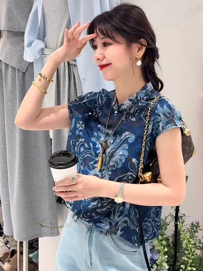 Neues kurzärmliges Hemd aus blauem und weißem Porzellan-Jacquard im chinesischen Stil für Damen, Sommer 2025, neuer Stil, lockere und vielseitige schmale Oberteile und kleine Hemden im Trend